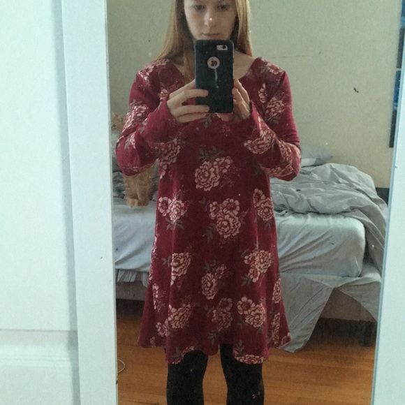 Francesca's Collections Dresses & Skirts - Francesca’s Red flower dress